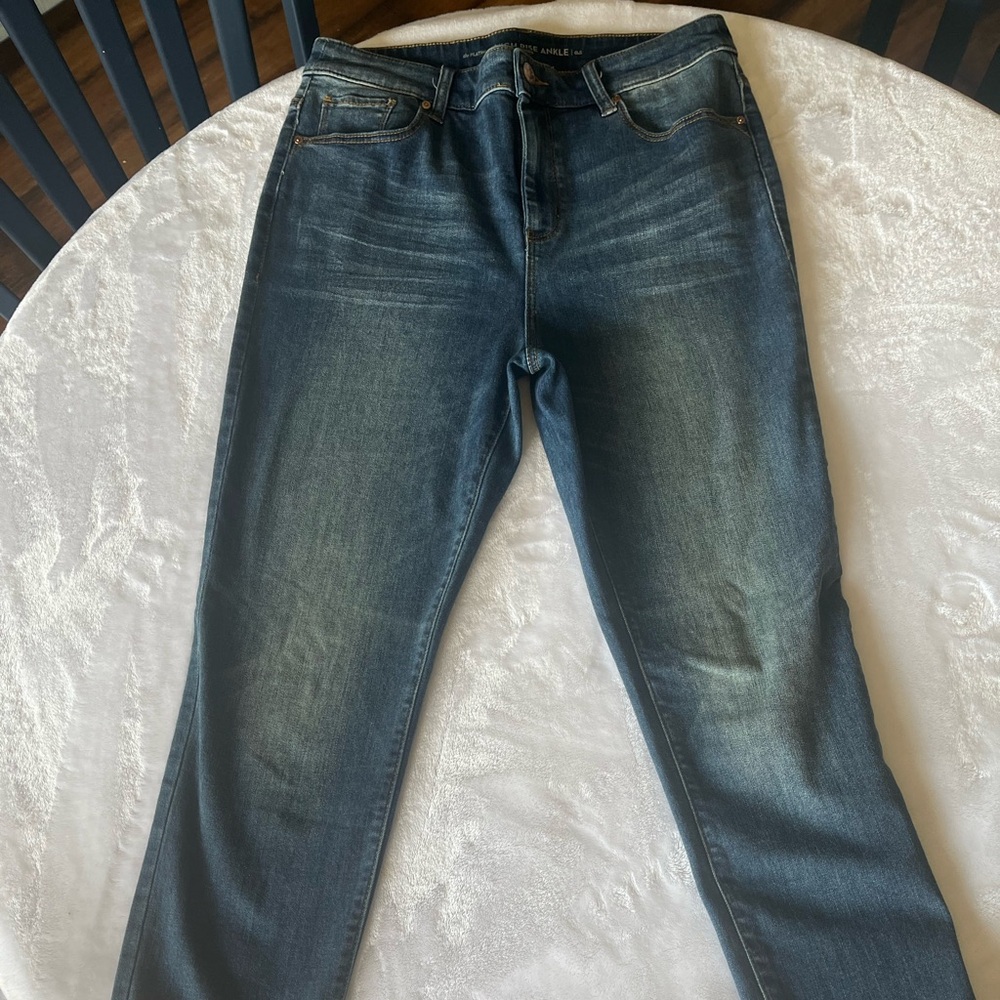 the Platinum High Rise Ankle by Chicos

Size 0.5